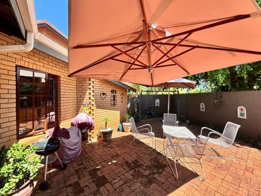 6 Bedroom Property for Sale in Mooivallei Park North West